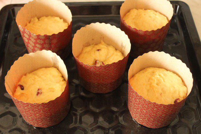 Куличи с апельсиновой цедрой и вяленой клюквой