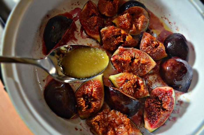 Запеченный сыр Бри с глазированным инжиром