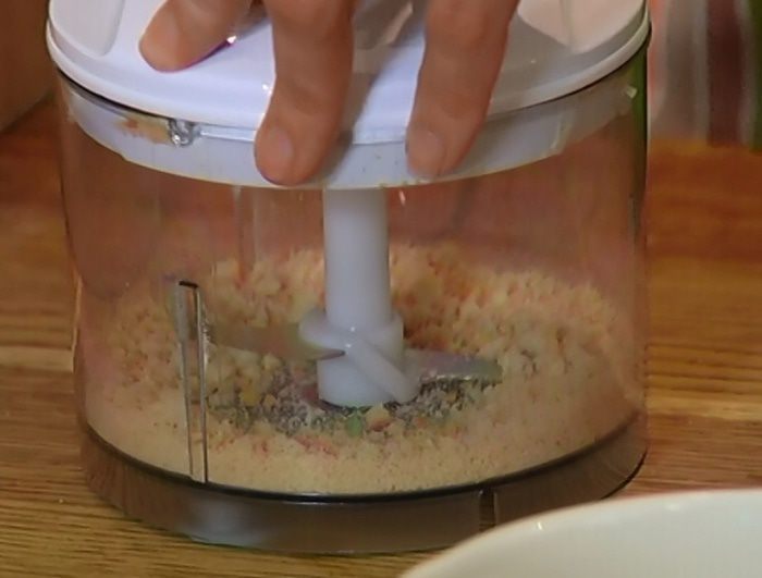 Биточки из тофу с зеленью и грецкими орехами 