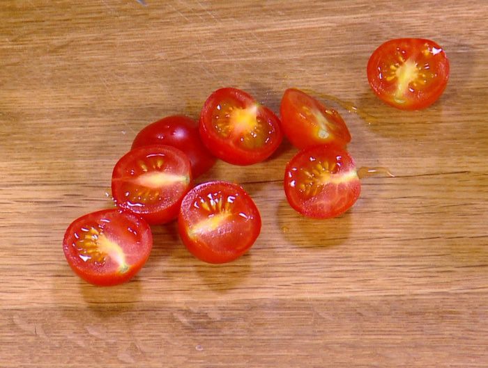 Бутерброды с курицей, моцареллой и красным песто 