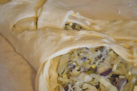 Плетенка с капустой, яйцом и красным луком