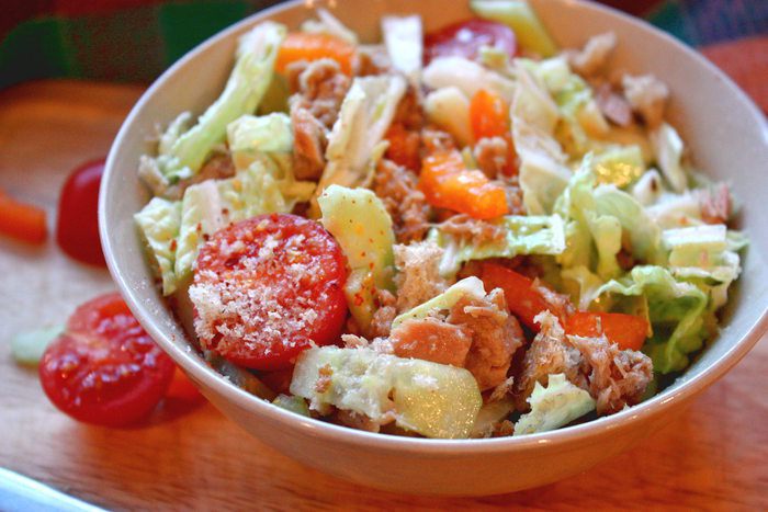 Салат с тунцом и овощами