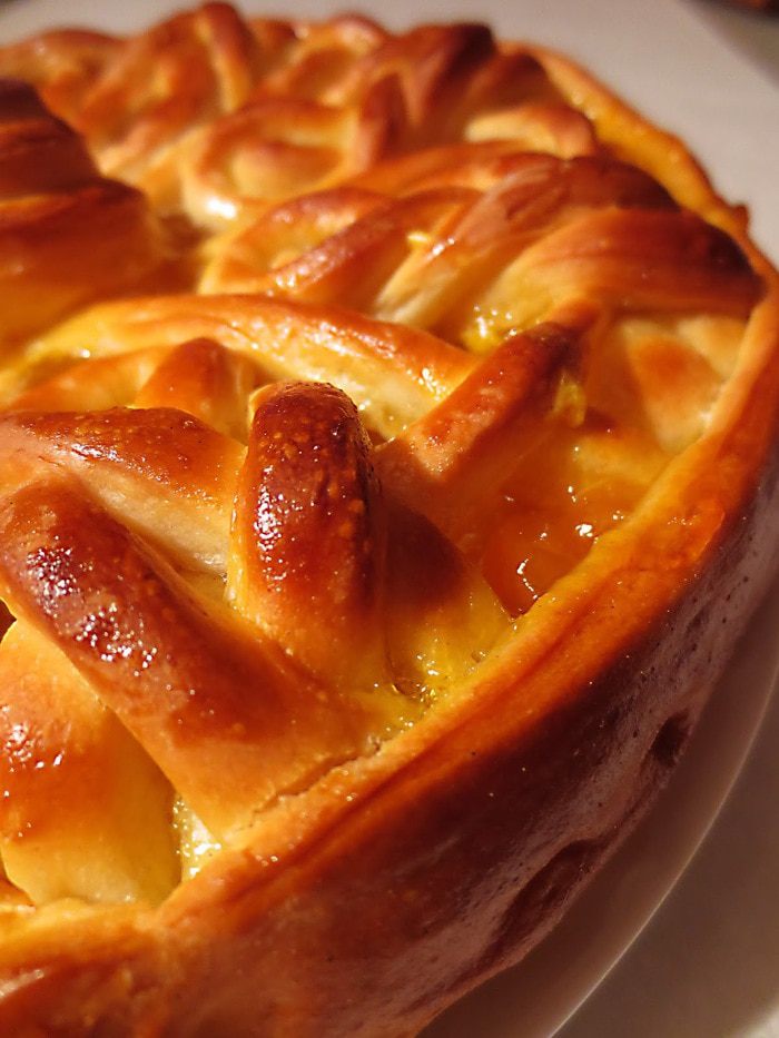 Пирог с начинкой из абрикосового джема (Фигурная выпечка - идея авторская)