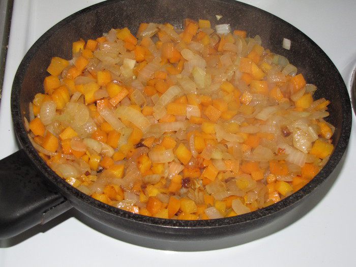 Жаркое в горшочках с белыми грибами и свининой